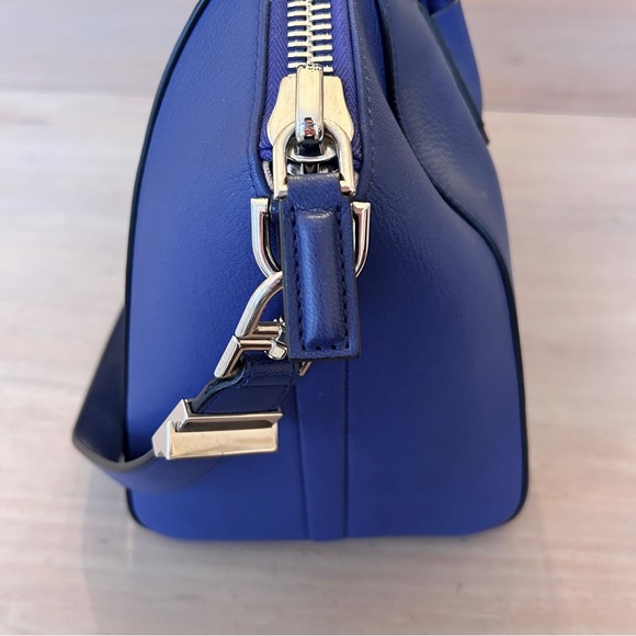 Givenchy Medium Blue Antigona - Picture 8 of 17